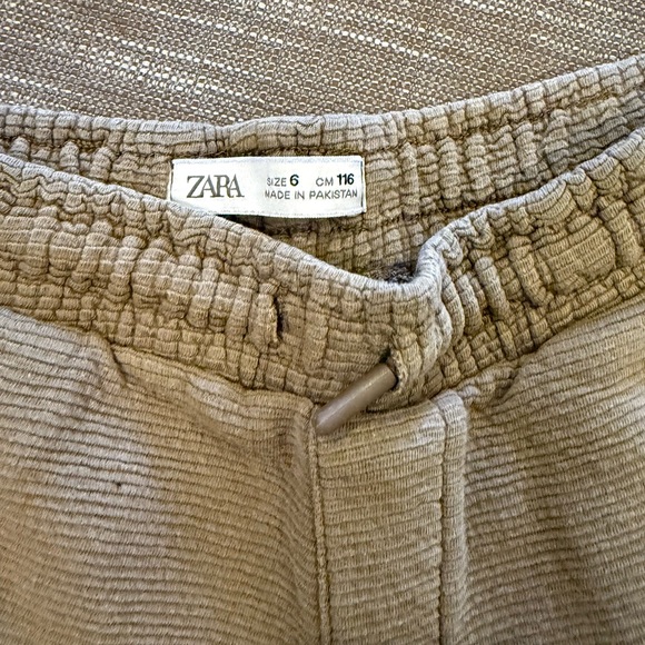 Zara fun and neutral boys' shorts bundle
( 3 pairs) - Picture 9 of 9